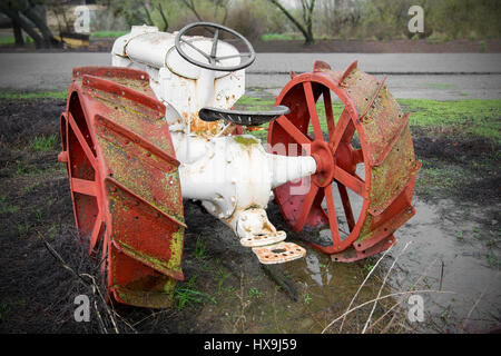 Vieux tracteur Fordson blanc loin de rouille dans le vieux cimetière de matériel agricole Banque D'Images