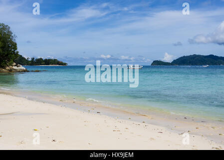 Plage de l'île de Mamutik Dans Kota Kinabalu, Sabah, Bornéo, Malaisie. L'île de Mamutik est l'une des cinq îles de Tunku Abdul Rahman marine national park Banque D'Images