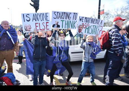 Londres, Royaume-Uni. Mar 25, 2017. Protestation Anti Brexit mars par l'unir pour l'Europe. Crédit : Matthieu Chattle/Alamy Live News Banque D'Images