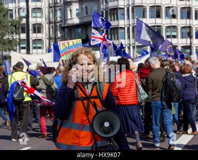 Le centre de Londres, au Royaume-Uni. 25 mar, 2017. Des milliers de partisans pour unir l'Europe sur Mars le parlement pour protester contre la décision du gouvernement britannique pour déclencher l'article 50, à partir de l'organisation des royaumes pour quitter l'Union européenne. suite à une minutes de silence pour tous ceux qui ont été tués dans une attaque terroriste mercredi, ont traité les manifestants se sont réunis à la place du parlement. crédit : Alan Fraser/Alamy live news Banque D'Images