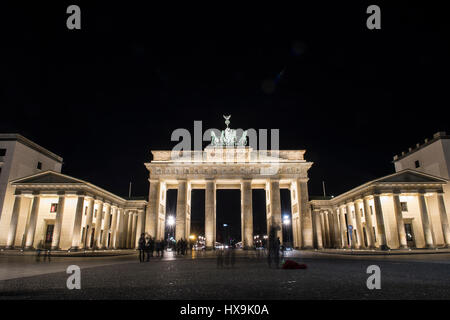 Berlin, Allemagne. Mar 25, 2017. La porte de Brandebourg est allumé juste avant 'l'heure de la Terre' à Berlin, Allemagne, 25 mars 2017. Photo : Paul Zinken/dpa/Alamy Live News Banque D'Images