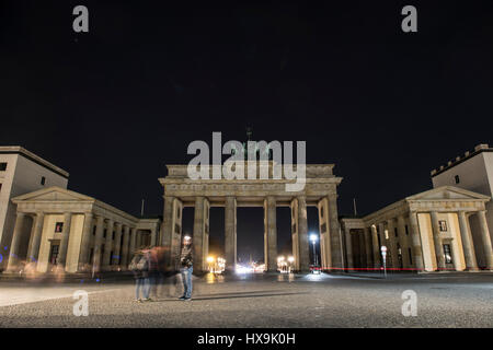 Berlin, Allemagne. Mar 25, 2017. La porte de Brandebourg est allumé juste avant 'l'heure de la Terre' à Berlin, Allemagne, 25 mars 2017. Photo : Paul Zinken/dpa/Alamy Live News Banque D'Images