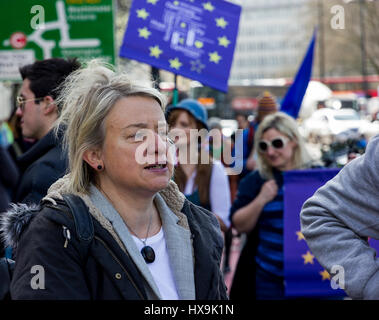 Le centre de Londres, Royaume-Uni, le 25 mars 2017. Natalie Bennett, ancien chef du parti vert se joint à des milliers de partisans de l'Europe pour s'unir à mars sur le Parlement pour protester contre la décision du gouvernement britannique pour déclencher l'article 50, à partir de l'organisation des royaumes pour quitter l'Union européenne. suite à une minutes de silence pour tous ceux qui ont été tués dans une attaque terroriste mercredi, ont traité les manifestants se sont réunis à la place du parlement. crédit : Alan Fraser/Alamy live news Banque D'Images