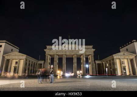 Berlin, Allemagne. Mar 25, 2017. La porte de Brandebourg est allumé juste avant 'l'heure de la Terre' à Berlin, Allemagne, 25 mars 2017. Photo : Paul Zinken/dpa/Alamy Live News Banque D'Images