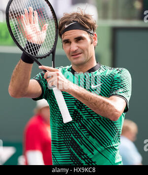 Key Biscayne, Floride, USA. Mar 25, 2017. Roger Federer, de la Suisse, célèbre à la foule son match victoire contre Frances Tiafoe, des États-Unis, à l'Open de Miami 2017 présenté par le tournoi de tennis professionnel Itau, joué à Crandon Park Tennis Center à Key Biscayne, en Floride, aux États-Unis. Federer d Tiafoe 7-6(2) 6-3. Mario Houben/CSM/Alamy Live News Banque D'Images