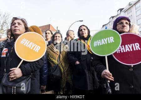 Berlin, Allemagne. Mar 25, 2017. Les adversaires de Recep Tayyip ERDOGAN, le président de la Turquie, holding signs avec l'inscription '# Hayir'. Plusieurs centaines de personnes rally à Berlin Neukoelln et Kreuzberg, les manifestants damand un vote négatif au référendum constitutionnel en Turquie, où les Turcs en Allemagne sont autorisés à voter. Crédit : Jan Scheunert/ZUMA/Alamy Fil Live News Banque D'Images