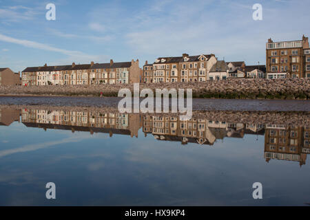 Sandylands Heysham, Promenade, Lancashire, Royaume-Uni. Mar 25, 2017. Les maisons sur la Promenade in Sandyland se reflètent dans l'eau de l'ancien bassin nautique qui est reapearing des sables. Crédit : David Billinge/Alamy Live News Banque D'Images