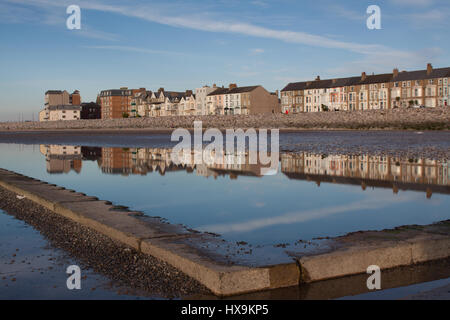 Sandylands Heysham, Promenade, Lancashire, Royaume-Uni. Mar 25, 2017. Les maisons sur la Promenade in Sandyland se reflètent dans l'eau de l'ancien bassin nautique qui est reapearing des sables. Crédit : David Billinge/Alamy Live News Banque D'Images