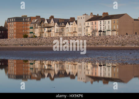 Sandylands Heysham, Promenade, Lancashire, Royaume-Uni. Mar 25, 2017. Les maisons sur la Promenade in Sandyland se reflètent dans l'eau de l'ancien bassin nautique qui est reapearing des sables. Crédit : David Billinge/Alamy Live News Banque D'Images