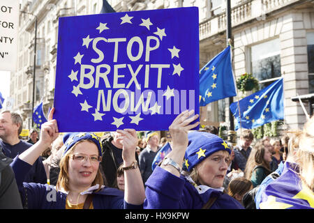 Londres, Royaume-Uni. 25 mars 2017. S'unir pour l'Europe a organisé un pro-UE mars à Londres. Des manifestants anti-BREXIT mars de Park Lane à la place du Parlement. Brexit Stop. Brexit de protestation. Banque D'Images