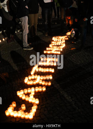 Berlin, Allemagne. Mar 25, 2017. Les bénévoles de la World Wildlife Fund (WWF) place des bougies pour former les mots "Earth Hour" pour l'assemblée annuelle de l'événement Heure de la Terre à Berlin, capitale de l'Allemagne, le 25 mars 2017. Credit : Shan Yuqi/Xinhua/Alamy Live News Banque D'Images