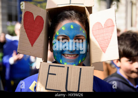 Londres, Royaume-Uni. 25 Mar 2017. Portrait of a smiling manifestant anti-Brexit portant une boîte en carton sur la tête qui dit "I Love EU". La femelle manifestant a peint sur le drapeau de l'UE face au cours de l'Unite pour l'Europe mars à Londres. Des milliers de manifestants ont défilé dans le centre de Londres pour protester contre les Brexit durant la 60e anniversaire de l'UE, juste avant le déclenchement de l'article 50 mai Theresa. Credit : ZEN - Zaneta Razaite/Alamy Live News Banque D'Images