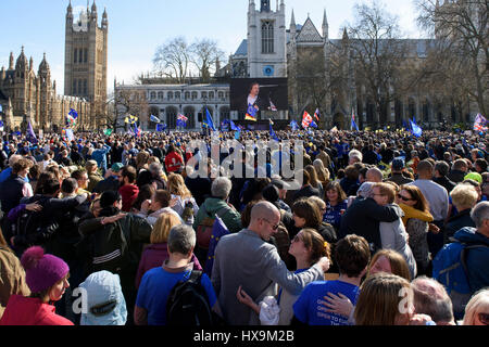 Londres, Royaume-Uni. 25 mars 2017. Des milliers de manifestants à s'unir pour l'Europe mars à Londres. Recueillir des masses à la place du Parlement pour protester contre les Brexit durant la 60e anniversaire de l'UE, juste avant l'article 50 déclenche mai Theresa. Credit : ZEN - Zaneta Razaite/Alamy Live News Banque D'Images