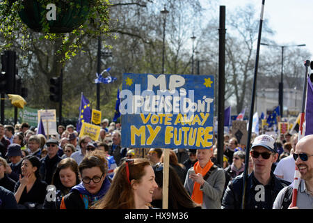 Londres, Royaume-Uni. 25 Mar 2017. Un manifestant vu holding a placard lecture : 'MPS Merci de ne pas voter de suite mon avenir" au cours de l'Unite pour l'Europe mars à Londres. Des milliers de manifestants ont défilé dans le centre de Londres pour protester contre les Brexit durant la 60e anniversaire de l'UE, juste avant le déclenchement de l'article 50 mai Theresa. Credit : ZEN - Zaneta Razaite/Alamy Live News Banque D'Images
