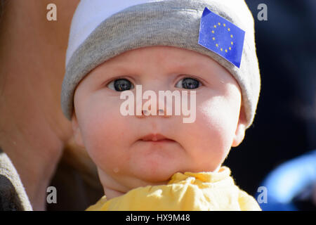 Londres, Royaume-Uni. 25 Mar 2017. Manifestant un bébé est considéré participant à s'unir pour l'Europe de mars à Londres, Royaume-Uni. Credit : ZEN - Zaneta Razaite/Alamy Live News Banque D'Images