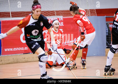 Gijon, Espagne. 25 mars, 2017. Rita Lopes (SL Benfica) célèbre le troisième but de son équipe avec Rute Lopes (SL Benfica) au cours de la patinoire de hockey à FSemifinal d'URCE quatre finales de la Coupe de l'Euroleague féminine entre SL Benfica et Hostelcur Gijon HC au centre de sports le 24 mars 2016 à Gijon, Espagne. ©david Gato/Alamy Live News Banque D'Images