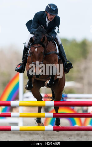 Raeford, North Carolina, États-Unis. Mar 25, 2017. DANIEL CLASING MW et le jeu de Gangster en concurrence au saut du stade Caroline 2017 CIC International & Horse Trial 25 Mars à Carolina Horse Park à Raeford, N.C. Le quatrième événement annuel a accueilli certains des meilleurs combinaisons d'événements dans les CIC1*, 2*, 3* et divisions ainsi que la concurrence nationale à la formation à travers les niveaux avancés. Banque D'Images