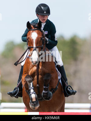 Raeford, North Carolina, États-Unis. Mar 25, 2017. ROLD MAKENNA et FERNHILL CHOC concurrence dans le stade à Caroline 2017 CIC International & Horse Trial 25 Mars à Carolina Horse Park à Raeford, N.C. Le quatrième événement annuel a accueilli certains des meilleurs combinaisons d'événements dans les CIC1*, 2*, 3* et divisions ainsi que la concurrence nationale à la formation à travers les niveaux avancés. Banque D'Images