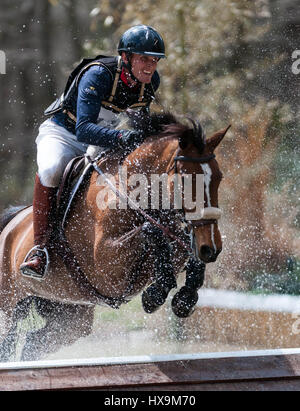 Raeford, North Carolina, États-Unis. Mar 25, 2017. BOBBY MEYERHOFF et FORTUNA en concurrence sur le cross-country, conçu par Ian Stark à la Caroline 2017 CIC International & Horse Trial 25 Mars à Carolina Horse Park à Raeford, N.C. Le quatrième événement annuel a accueilli certains des meilleurs combinaisons d'événements dans les CIC1*, 2*, 3* et divisions ainsi que la concurrence nationale à la formation à travers les niveaux avancés. Banque D'Images