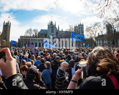 Londres, Royaume-Uni. Mar 25, 2017. Tim Farron s'exprimant lors de la Marche pour l'Europe Crédit : rallye Sohó Bé Snowdon/Alamy Live News Banque D'Images