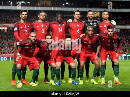 Lisbonne, Portugal. Mar 25, 2017. Les joueurs du Portugal jusqu'à venir de la ligne de la Coupe du Monde 2018 match de qualification du groupe B entre le Portugal et la Hongrie au stade de la Luz à Lisbonne, Portugal, le 25 mars 2017. Le Portugal a gagné 3-0. Credit : Zhang Liyun/Xinhua/Alamy Live News Banque D'Images