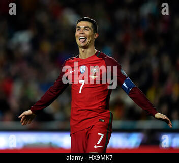 Lisbonne, Portugal. Mar 25, 2017. Cristiano Ronaldo du Portugal réagit au cours de la Coupe du Monde 2018 match de qualification du groupe B entre le Portugal et la Hongrie au stade de la Luz à Lisbonne, Portugal, le 25 mars 2017. Le Portugal a gagné 3-0. Credit : Zhang Liyun/Xinhua/Alamy Live News Banque D'Images