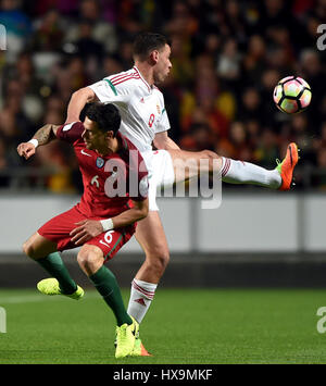 Lisbonne, Portugal. Mar 25, 2017. José Fonte(L) du Portugal rivalise avec Adam Szalai de Hongrie au cours de la Coupe du Monde 2018 match de qualification du groupe B entre le Portugal et la Hongrie au stade de la Luz à Lisbonne, Portugal, le 25 mars 2017. Le Portugal a gagné 3-0. Credit : Zhang Liyun/Xinhua/Alamy Live News Banque D'Images