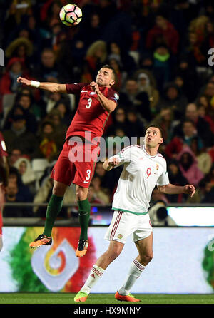 Lisbonne, Portugal. Mar 25, 2017. Pepe(L) du Portugal rivalise avec Adam Szalai de Hongrie au cours de la Coupe du Monde 2018 match de qualification du groupe B entre le Portugal et la Hongrie au stade de la Luz à Lisbonne, Portugal, le 25 mars 2017. Le Portugal a gagné 3-0. Credit : Zhang Liyun/Xinhua/Alamy Live News Banque D'Images