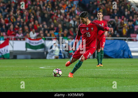 25 mars 2017. Lisbonne, Portugal. Le milieu de terrain du Portugal Andre Gomes (15) pendant la coupe du monde FIFA 2018 qualificateur entre le Portugal et la Hongrie crédit: Alexandre de Sousa/Alay Live News Banque D'Images