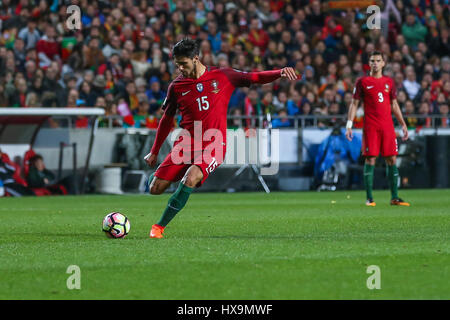 25 mars 2017. Lisbonne, Portugal. Le milieu de terrain du Portugal Andre Gomes (15) pendant la coupe du monde FIFA 2018 qualificateur entre le Portugal et la Hongrie crédit: Alexandre de Sousa/Alay Live News Banque D'Images