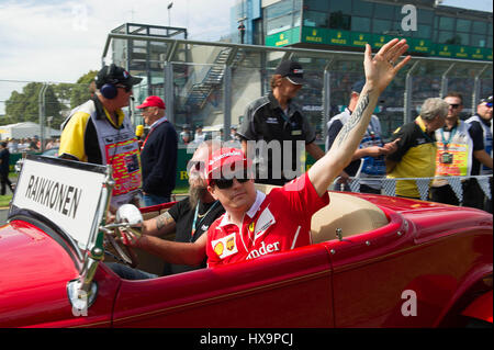 Melbourne, Australie. Mar 26, 2017. Le pilote Ferrari Kimi Raikkonen de la Finlande participe à la parade de l'avant du conducteur de l'Australian Grand Prix de Formule 1 au circuit d'Albert Park à Melbourne, Australie, le 26 mars 2017. Credit : Bai Xue/Xinhua/Alamy Live News Banque D'Images