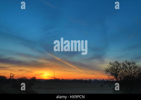 Rivière Nene, Peterborough, Cambridgeshire, Royaume-Uni. Dimanche 26 mars 2017. Météo France : Printemps Fine beau temps et des éclaircies dans l'Est de l'Angleterre. Lever de soleil sur l'Stibbington, France Crédit : WansfordPhoto/Alamy Live News Banque D'Images