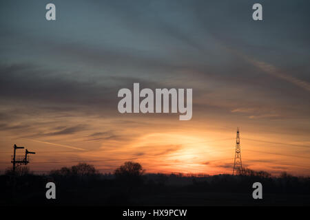 Rivière Nene, Peterborough, Cambridgeshire, Royaume-Uni. Dimanche 26 mars 2017. Météo France : Printemps Fine beau temps et des éclaircies dans l'Est de l'Angleterre. Lever de soleil sur l'Stibbington, France Crédit : WansfordPhoto/Alamy Live News Banque D'Images