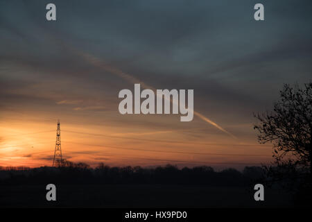 Rivière Nene, Peterborough, Cambridgeshire, Royaume-Uni. Dimanche 26 mars 2017. Météo France : Printemps Fine beau temps et des éclaircies dans l'Est de l'Angleterre. Lever de soleil sur l'Stibbington, France Crédit : WansfordPhoto/Alamy Live News Banque D'Images