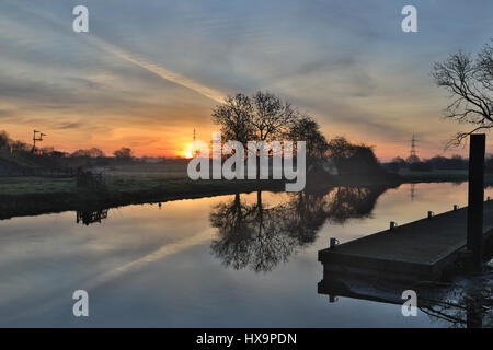 Rivière Nene, Peterborough, Cambridgeshire, Royaume-Uni. Dimanche 26 mars 2017. Météo France : Printemps Fine beau temps et des éclaircies dans l'Est de l'Angleterre. Lever du soleil sur la rivière Nene, amarrage Stibbington, France Crédit : WansfordPhoto/Alamy Live News Banque D'Images