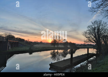 Rivière Nene, Peterborough, Cambridgeshire, Royaume-Uni. Dimanche 26 mars 2017. Météo France : Printemps Fine beau temps et des éclaircies dans l'Est de l'Angleterre. Lever du soleil sur la rivière Nene, amarrage Stibbington, France Crédit : WansfordPhoto/Alamy Live News Banque D'Images