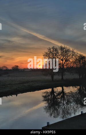 Rivière Nene, Peterborough, Cambridgeshire, Royaume-Uni. Dimanche 26 mars 2017. Météo France : Printemps Fine beau temps et des éclaircies dans l'Est de l'Angleterre. Lever du soleil sur la rivière Nene, amarrage Stibbington, France Crédit : WansfordPhoto/Alamy Live News Banque D'Images