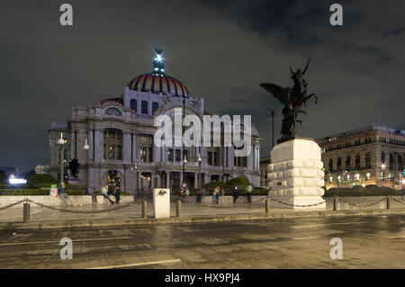 La ville de Mexico, Mexique. Mar 25, 2017. Le Palais des Beaux-Arts est représenté avec la lumière pendant l'heure de la terre dans la ville de Mexico, capitale du Mexique, le 25 mars 2017. Credit : Francisco Canedo/Xinhua/Alamy Live News Banque D'Images