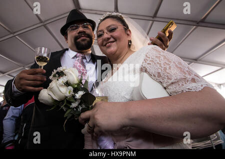 La ville de Mexico, Mexique. Mar 25, 2017. Un couple pose après son mariage au cours d'une cérémonie de mariage collectif dans la ville de Mexico, capitale du Mexique, le 25 mars 2017. Credit : Francisco Canedo/Xinhua/Alamy Live News Banque D'Images