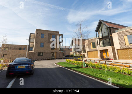 Cambridge, UK. Mar 25, 2017. Une voiture Tesla est en charge à proximité de maisons dans une grande salle d'exposition Kneighton, Cambridge. Credit :) CamNews / Alamy Live News Banque D'Images