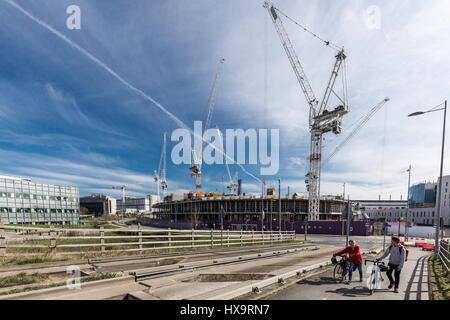 Cambridge, UK. Mar 25, 2017. Deux garçons traverser le pont du busway guidé comme les travaux de construction à l'Università Campus Central se poursuit en arrière-plan. Credit :) CamNews / Alamy Live News Banque D'Images