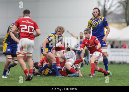 Parme, Italie. Mar 25, 2017. Demi de mêlée du Munster Angus Lloyd passe le ballon à son coéquipier lors du match contre le Zèbre dans GuinnessPRO12 Crédit : Massimiliano Carnabuci/Alamy news Banque D'Images
