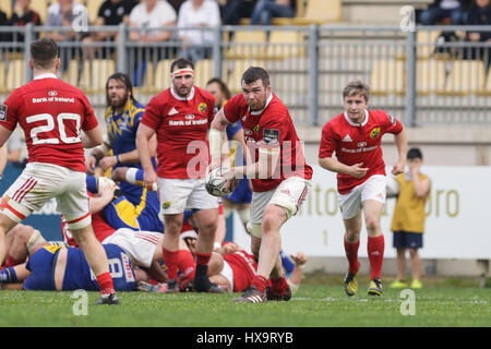 Parme, Italie. Mar 25, 2017. Munster est de retour ligne Peter O'Mahony passe le ballon à son coéquipier lors du match contre le Zèbre dans GuinnessPRO12 Crédit : Massimiliano Carnabuci/Alamy news Banque D'Images