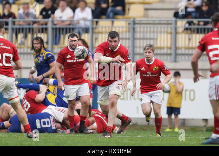 Parme, Italie. Mar 25, 2017. Munster est de retour ligne Peter O'Mahony passe le ballon à son coéquipier lors du match contre le Zèbre dans GuinnessPRO12 Crédit : Massimiliano Carnabuci/Alamy news Banque D'Images