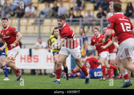Parme, Italie. Mar 25, 2017. Munster's fly moitié Bill Johnston passe le ballon lors du match contre le Zèbre dans GuinnessPRO12 Crédit : Massimiliano Carnabuci/Alamy news Banque D'Images