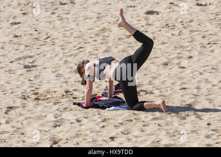 Bournemouth, Dorset, UK. Mar 26, 2017. Météo France : belle chaude journée ensoleillée comme visiteurs chef de la mer à profiter du soleil sur les plages de Bournemouth. L'exercice de la femme sur la plage. Credit : Carolyn Jenkins/Alamy Live News Banque D'Images