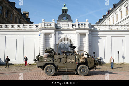 Weissenfels, Allemagne. Mar 26, 2017. Un véhicule blindé de l'armée britannique vu dans la cour de l'Château Neu-Augustusburg à Weissenfels, Allemagne, 26 mars 2017. Le 25 mars 2017, 25 sections de la "présence" de l'avant amélioré (PEF) Organisation ont été déplacés de la Caserne de Rose (Allemagne) à Orzysz en Pologne pour soutenir la mission de l'OTAN ePP. Des soldats de l'OTAN, les Etats-Unis, le Royaume-Uni et la Roumanie font leur chemin à la gare à Weissenfels. Photo : Sebastian Willnow/dpa-Zentralbild/dpa/Alamy Live News Banque D'Images