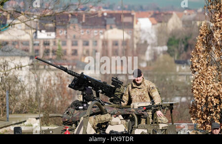 Weissenfels, Allemagne. Mar 26, 2017. Un soldat de l'armée britannique, assis sur un véhicule blindé dans la cour de l'Château Neu-Augustusburg à Weissenfels, Allemagne, 26 mars 2017. Le 25 mars 2017, 25 sections de la "présence" de l'avant amélioré (PEF) Organisation ont été déplacés de la Caserne de Rose (Allemagne) à Orzysz en Pologne pour soutenir la mission de l'OTAN ePP. Des soldats de l'OTAN, les Etats-Unis, le Royaume-Uni et la Roumanie font leur chemin à la gare à Weissenfels. Photo : Sebastian Willnow/dpa-Zentralbild/dpa/Alamy Live News Banque D'Images