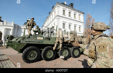 Weissenfels, Allemagne. Mar 26, 2017. Un véhicule blindé de l'armée britannique vu dans la cour de l'Château Neu-Augustusburg à Weissenfels, Allemagne, 26 mars 2017. Le 25 mars 2017, 25 sections de la "présence" de l'avant amélioré (PEF) Organisation ont été déplacés de la Caserne de Rose (Allemagne) à Orzysz en Pologne pour soutenir la mission de l'OTAN ePP. Des soldats de l'OTAN, les Etats-Unis, le Royaume-Uni et la Roumanie font leur chemin à la gare à Weissenfels. Photo : Sebastian Willnow/dpa-Zentralbild/dpa/Alamy Live News Banque D'Images