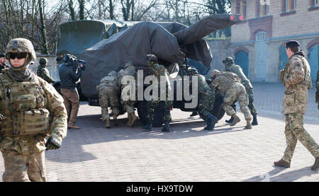 Weissenfels, Allemagne. Mar 26, 2017. Les soldats de l'OTAN déménagement une arme dans la cour du Château Neu-Augustusburg à Weissenfels, Allemagne, 26 mars 2017. Le 25 mars 2017, 25 sections de la "présence" de l'avant amélioré (PEF) Organisation ont été déplacés de la Caserne de Rose (Allemagne) à Orzysz en Pologne pour soutenir la mission de l'OTAN ePP. Des soldats de l'OTAN, les Etats-Unis, le Royaume-Uni et la Roumanie font leur chemin à la gare à Weissenfels. Photo : Sebastian Willnow/dpa-Zentralbild/dpa/Alamy Live News Banque D'Images